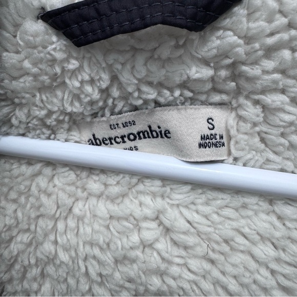 Abercrombie & Fitch Blue Puffer Vest size: small - Picture 7 of 7